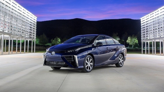 Toyota пообещала уравнять в цене водородные автомобили с гибридными